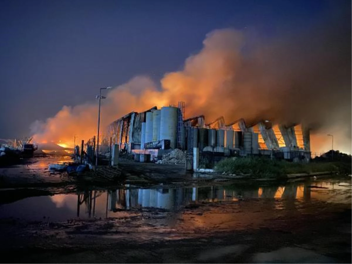 Osmaniye\'de geri dönüşüm fabrikasında yangın (2)