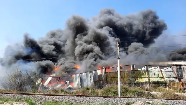 Osmaniye'de geri dönüşüm fabrikasında yangın... İtfaiye ekiplerinin müdahalesi devam ediyor