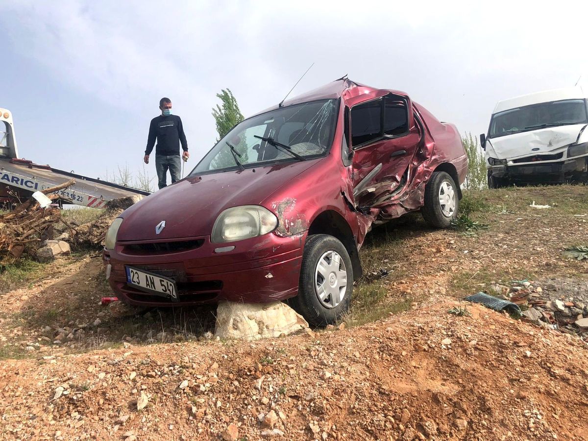 Otomobil ile minibüs çarpıştı: 2 yaralı