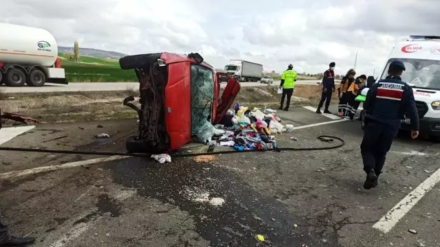Refüje çarpan otomobil karşı şeride uçtu: 7 yaralı Refüje çarpan otomobil karşı şeride uçtu: 7 yaralı