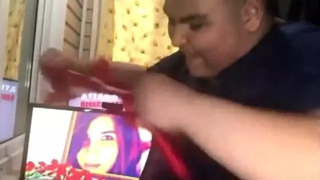 Atatürk'e ve Özgecan Aslan'a hakaret edip Türk bayrağını yakan 'Sapık Alihan' için istenen ceza belli oldu Atatürk'e ve Özgecan Aslan'a hakaret edip Türk bayrağını yakan 'Sapık Alihan' için istenen ceza belli oldu