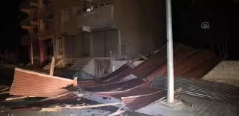 Şiddetli rüzgar evlerin çatılarını uçurdu