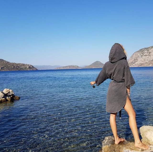 Sinem Kobal'dan sahil pozu Sinem Kobal'dan sahil pozu