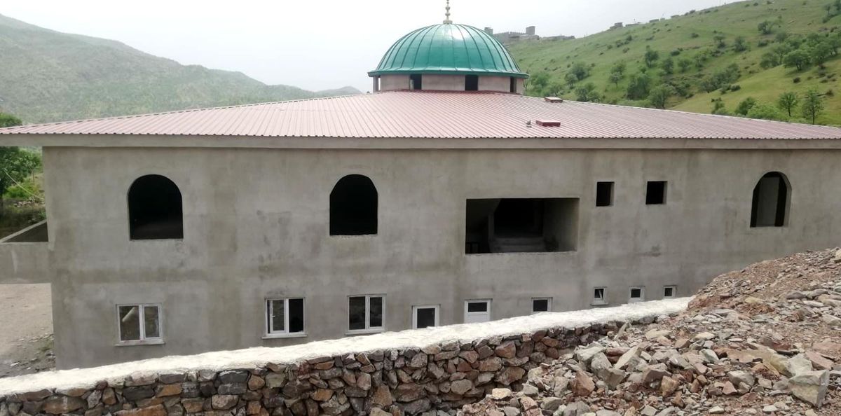 Sınırda yapılan cami destek bekliyor