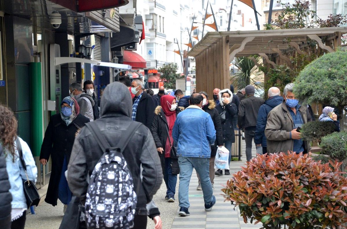 Sinop\'ta ana caddelerde korkutan kalabalık