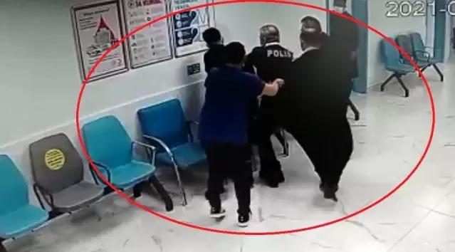 Sokakta darbedilen şahıs, kendisine yardım eden polise saldırdı Sokakta darbedilen şahıs, kendisine yardım eden polise saldırdı