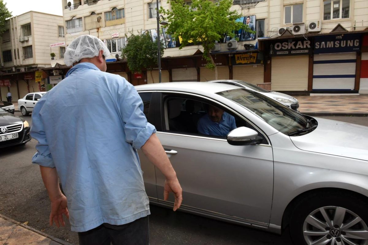 Sürücü koltuğuna geçen validen vatandaşa sürpriz ziyaret