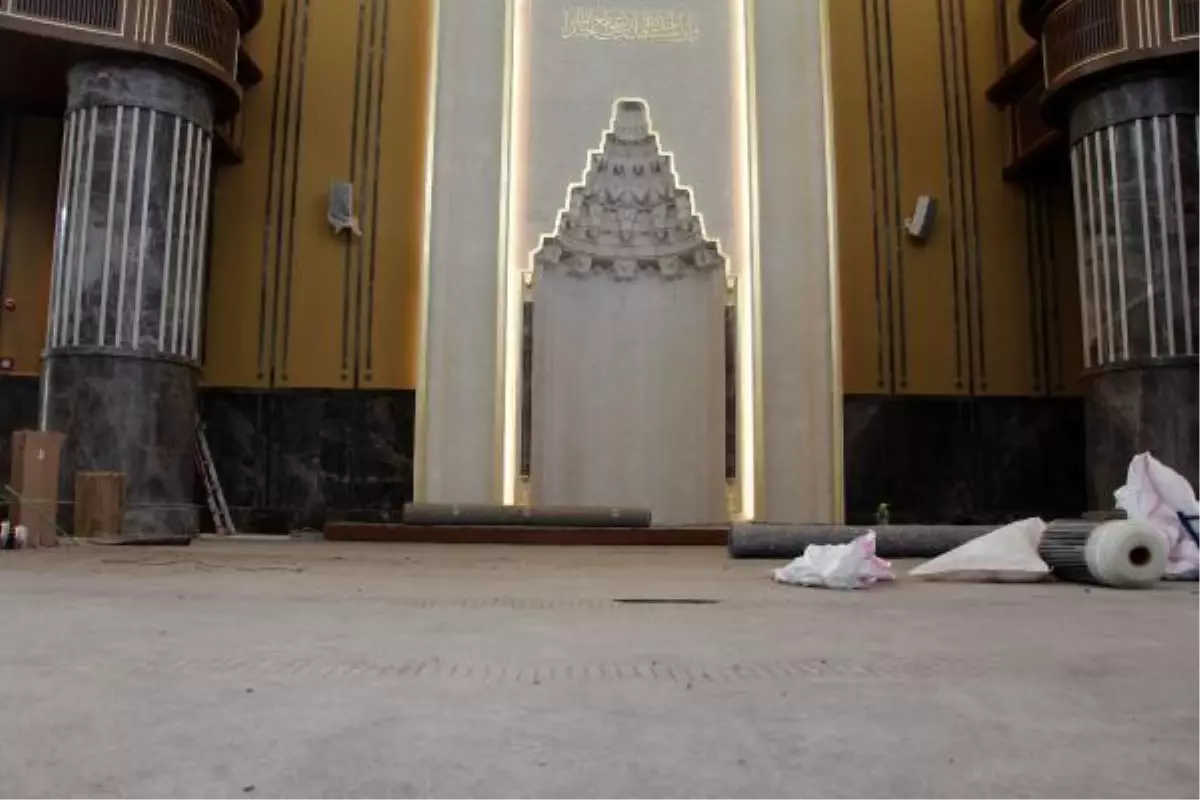 TAKSİM\'DE YAPILAN CAMİNİN HALILARI SERİLİYOR