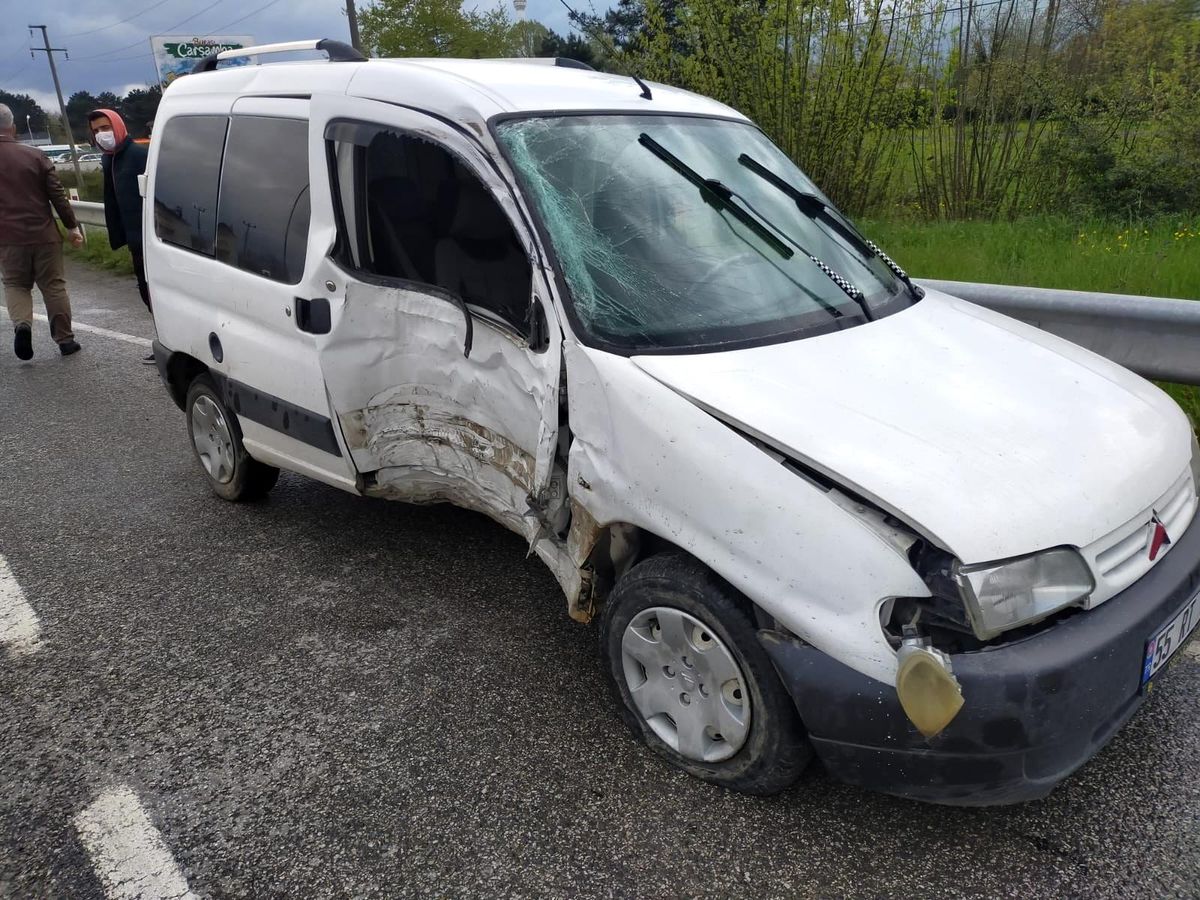 Tırın vurduğu hafif ticari araç elektrik direğine çarptı