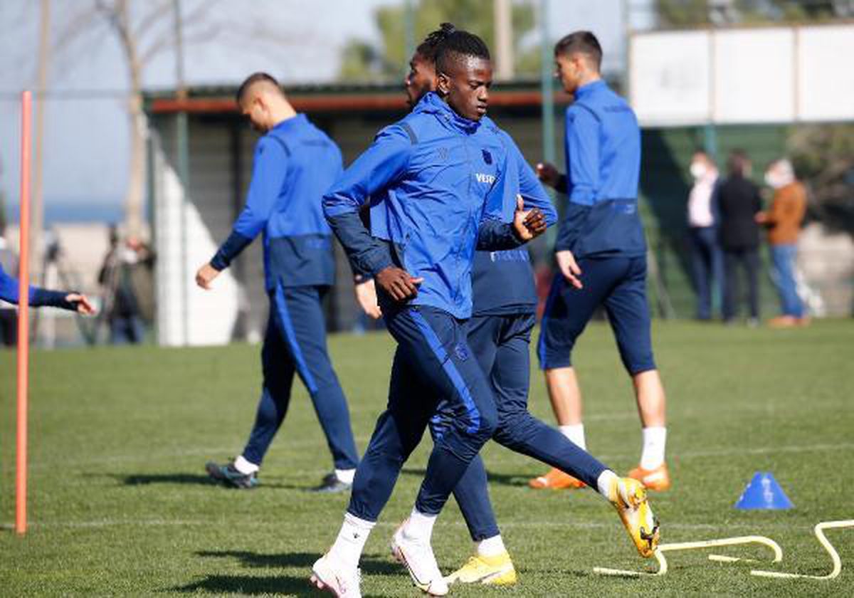 Trabzonsporlu futbolcu Edgar Ie\'de ikinci derece kas yaralanması tespit edildi