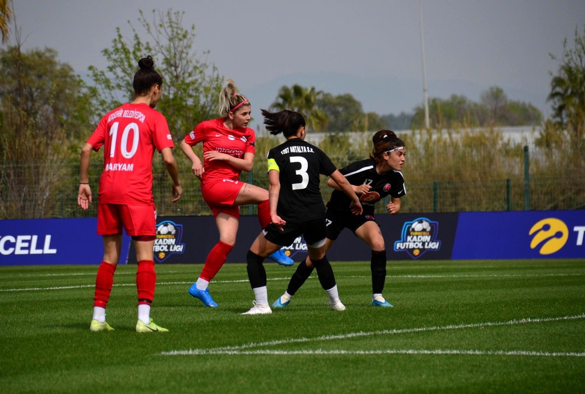 Turkcell Kadın Futbol Ligi Sağlık Çalışanları Sezonu\'nda çeyrek finalistler belli oldu