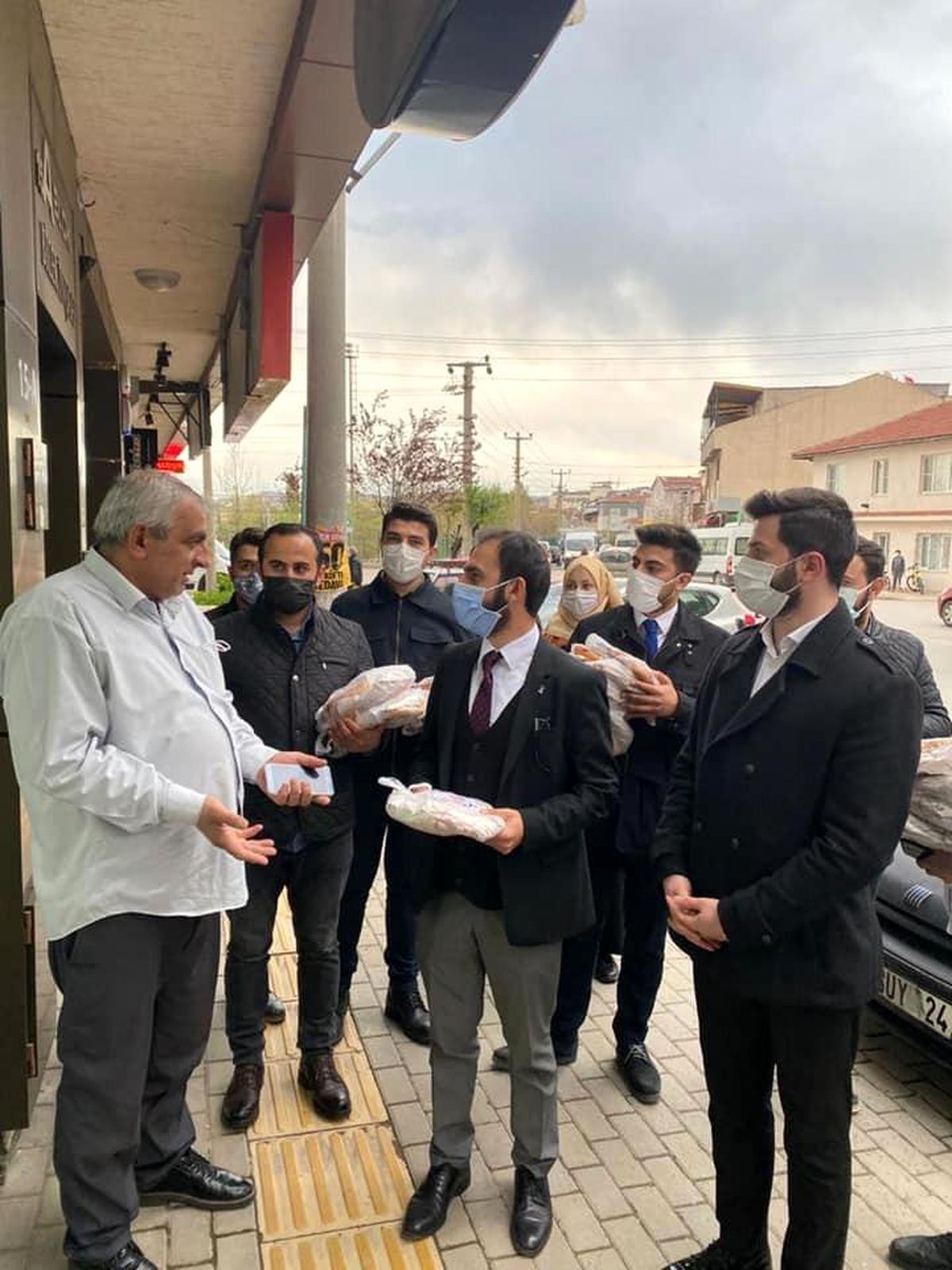 AK gençler iftar sevincini paylaşıyor