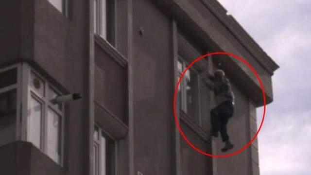 Alevlerin çatıyı sardığı yangında mahsur kalan talihsiz adam, kendini 6'ncı kattan aşağı attı Alevlerin çatıyı sardığı yangında mahsur kalan talihsiz adam, kendini 6'ncı kattan aşağı attı