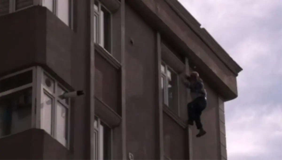 Alevlerin çatıyı sardığı yangında mahsur kalan talihsiz adam, kendini 6\'ncı kattan aşağı attı