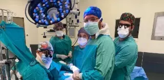 Ameliyatta fenalaşan doktor ayağına serum taktırarak operasyonu tamamladı