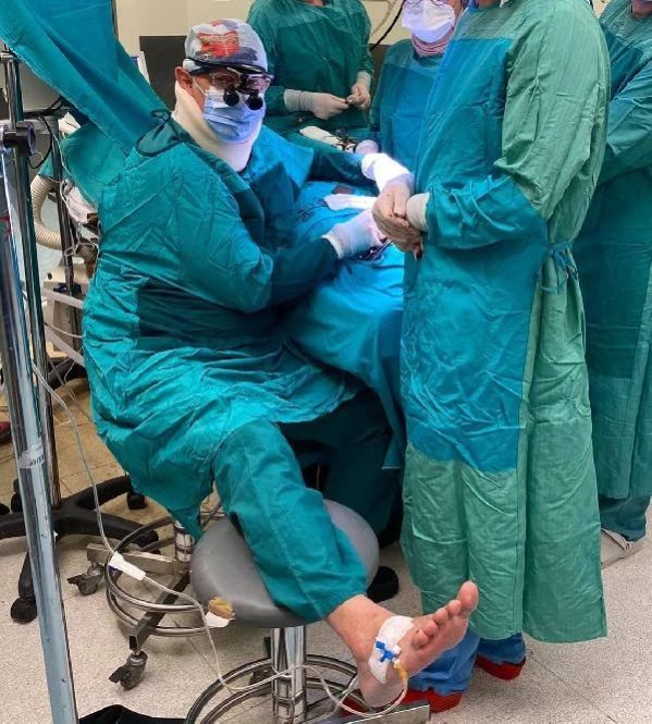 Ameliyatta fenalaşan doktor ayağına serum taktırarak operasyonu tamamladı