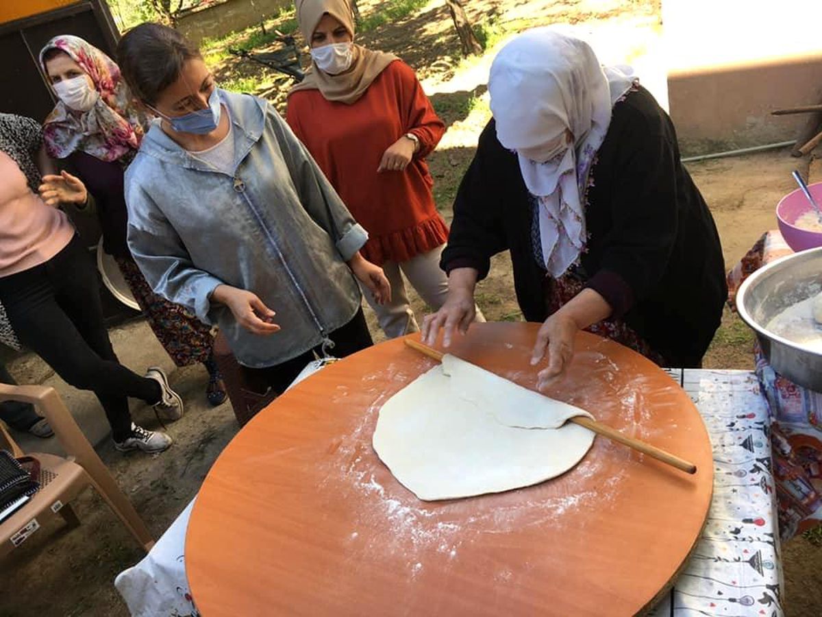 Başkan Göğde Koçarlı\'da \'Arnavut Böreği\' yapmasını öğrendi