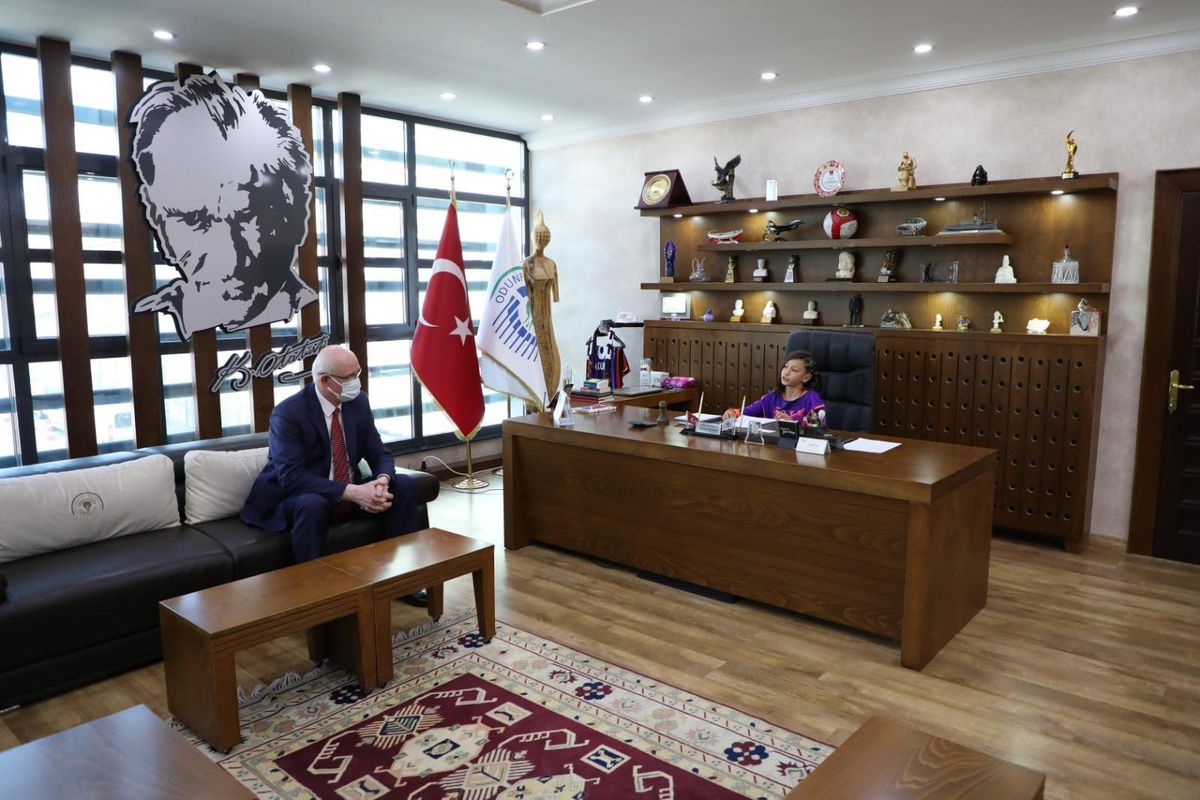 Başkan Kurt, makamı çocuklara emanet etti