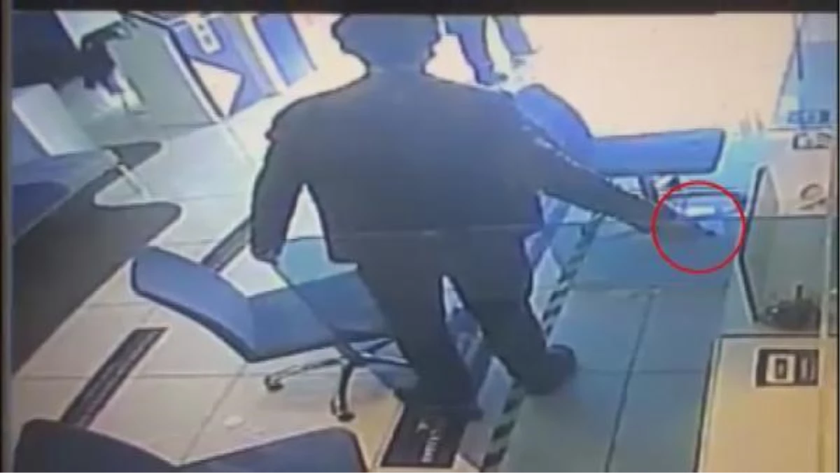 Son dakika haberleri... Beyoğlu\'nda banka şubesinde bıçaklı saldırgan paniği; dehşet anları kamerada