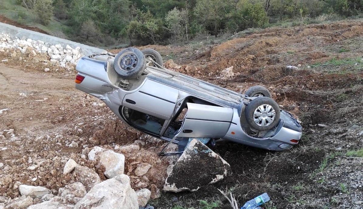 Bilecik\'te şarampole devrilen otomobilin sürücüsü yaralandı