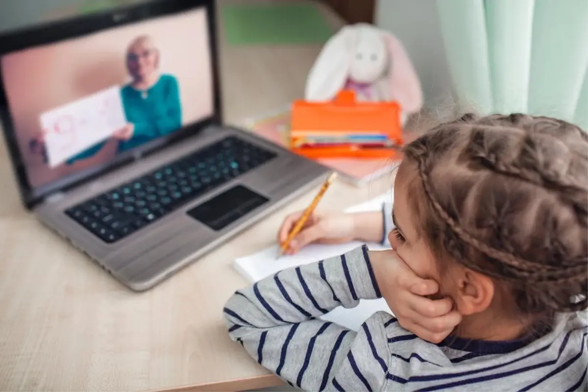 Birçok aile uzaktan eğitimi desteklerken, çocukların %70\'i zorlanıyor