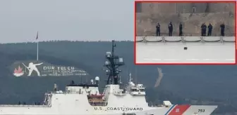Çanakkale Boğazı'nda dikkat çeken görüntü! ABD Donanması'na ait gemideki askerler hemen telefonlarına sarıldı