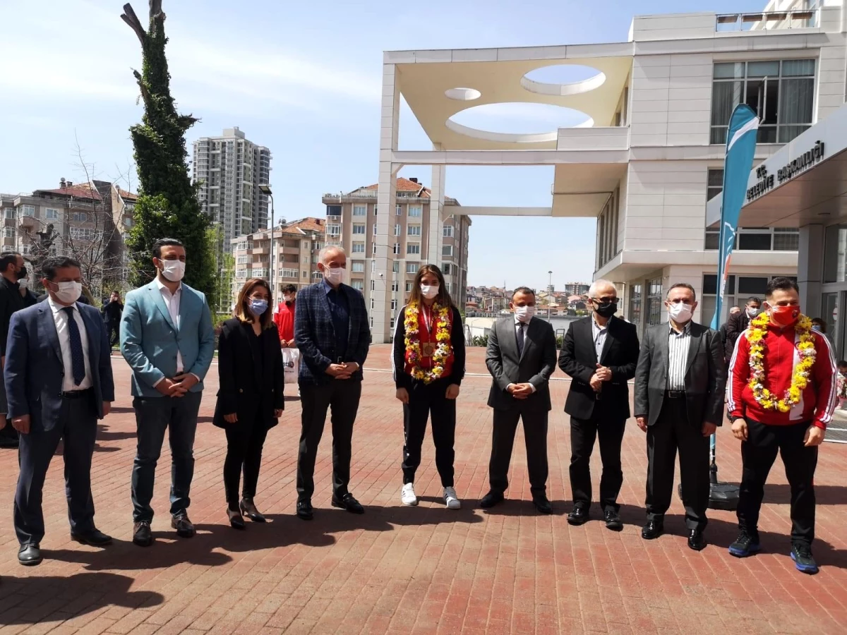 Çekmeköy Belediye Başkanı Ahmet Poyraz, Dünya Şampiyonu Büşra Işıldar\'ı ağırladı