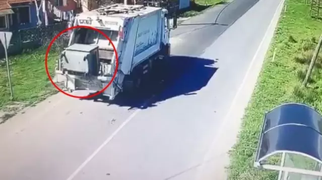 Çöp aracına yüklenerek götürülen konteyner, 2 belediye arasında krize yol açtı Çöp aracına yüklenerek götürülen konteyner, 2 belediye arasında krize yol açtı