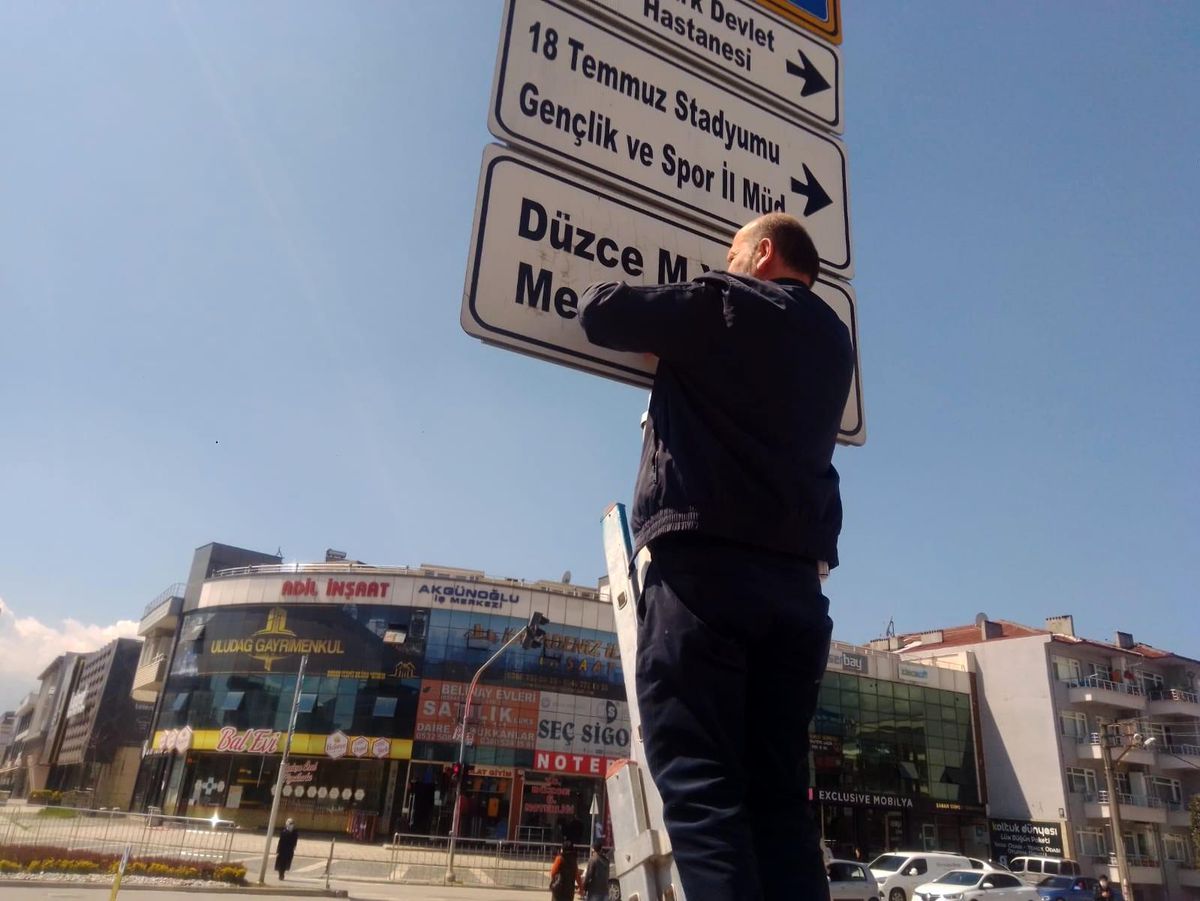 Düzce\'de eski tabelalar yerine yenileri takılıyor