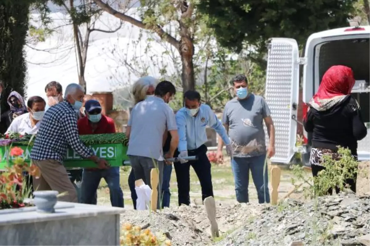 Evinde ölü bulunan Çiğdem, gözyaşlarıyla toprağa verildi