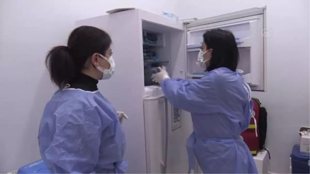 Fedakar sağlık çalışanları, Bitlis\'in zorlu coğrafyasında köy köy gezerek aşılama yapıyor