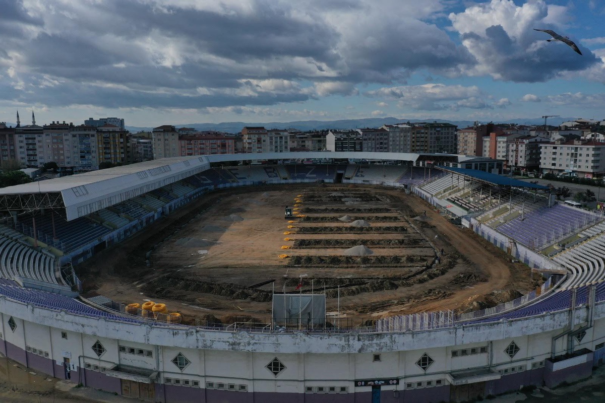Gebze Stadı\'nın zeminine drenaj hattı döşeniyor