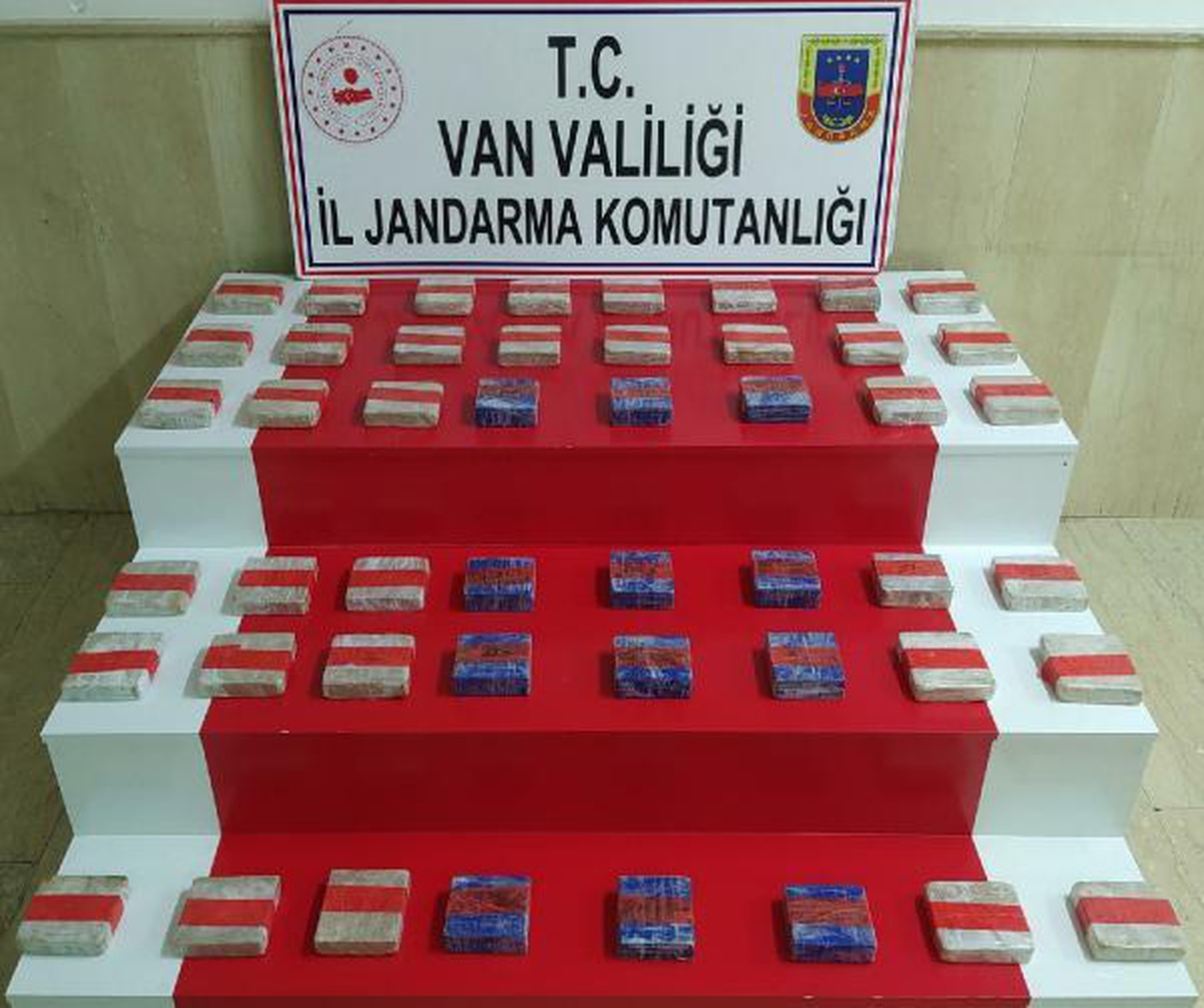 İran sınırında, arazide sırt çantasında 25 kilo eroin ele geçirildi
