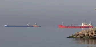 İstanbul Boğazı'nda arıza yapan gemi Ahırkapı'ya çekildi/Gündüz fotoğraflarıyla