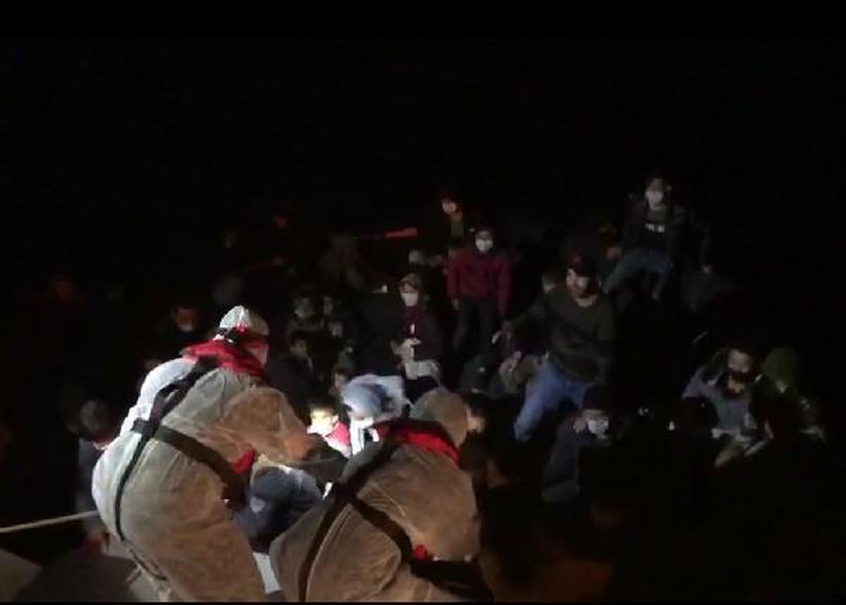 İzmir\'de 53 kaçak göçmen kurtarıldı
