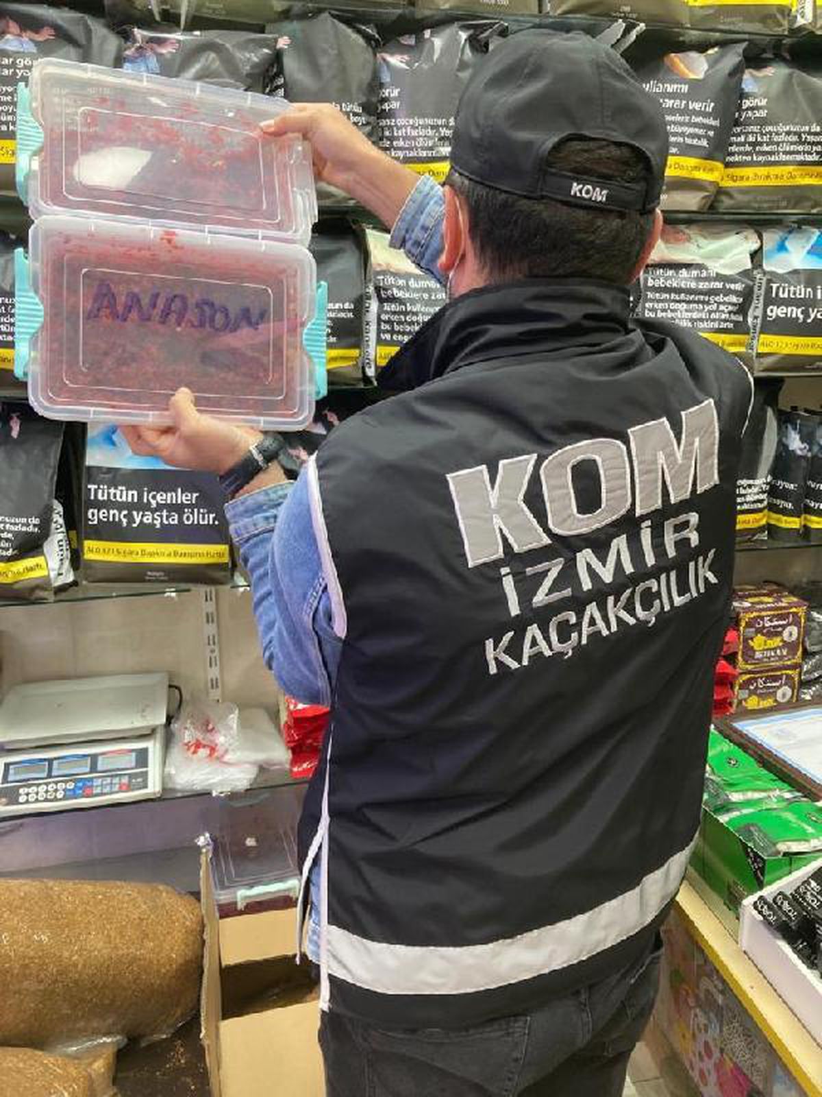Son dakika haberi... İzmir\'de tütün kaçakçılığı operasyonunda 2 kişi yakalandı