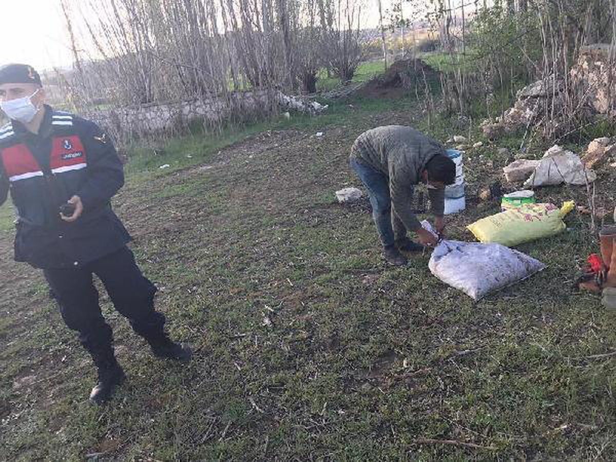 Kaçak tatlı su salyangozu avlarken yakalandılar