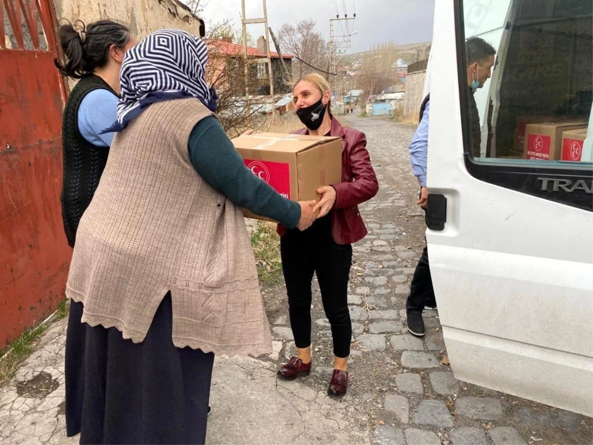 Kars\'ta MHP\'den 600 aileye Ramazan kolisi verildi