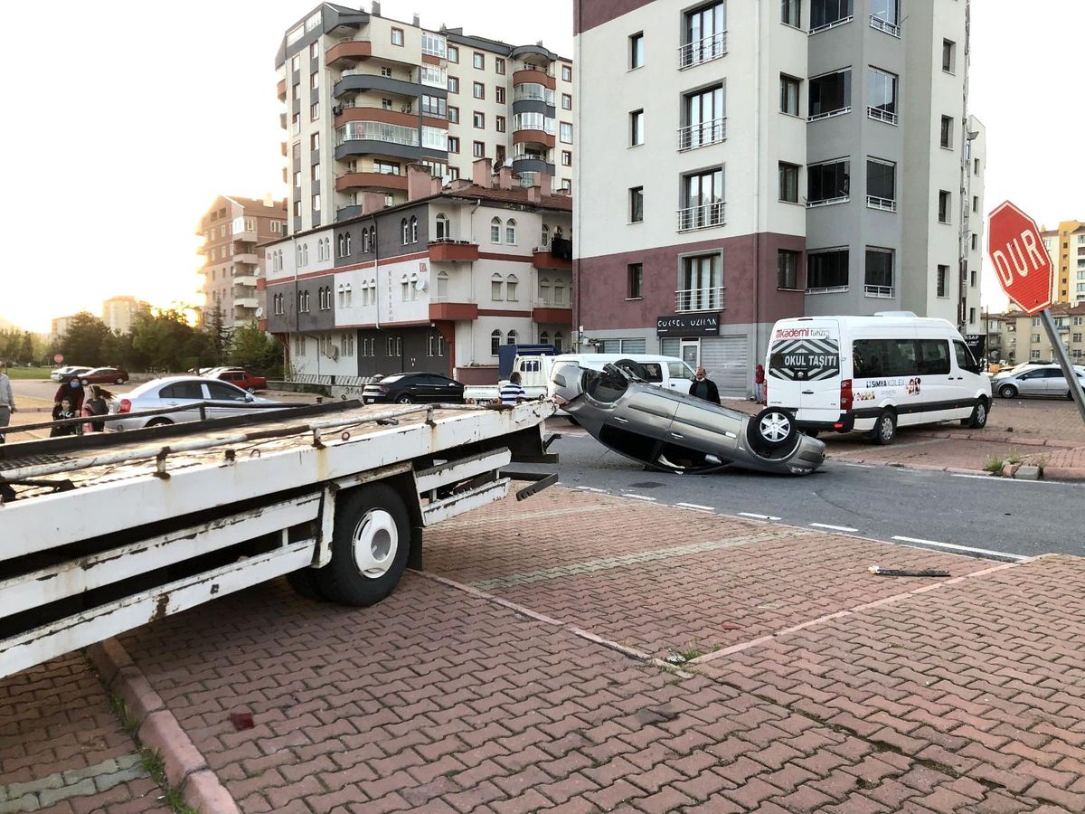 Kazada savrulan otomobil ters döndü: 2 yaralı