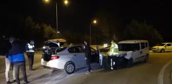 Kısıtlamada uyuşturucu partisi polis aracına çarpınca bitti