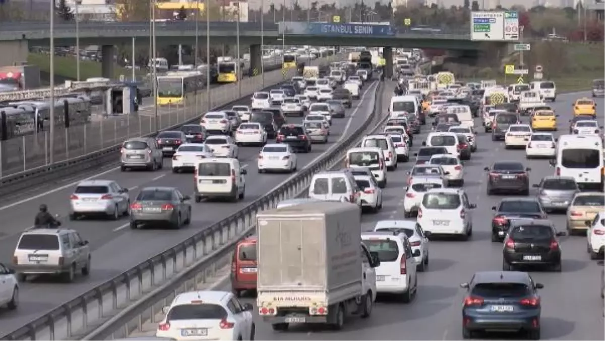 KISITLAMAYA DAKİKALAR KALA İSTANBUL\'DA TRAFİK YOĞUNLUĞU YÜZDE 74