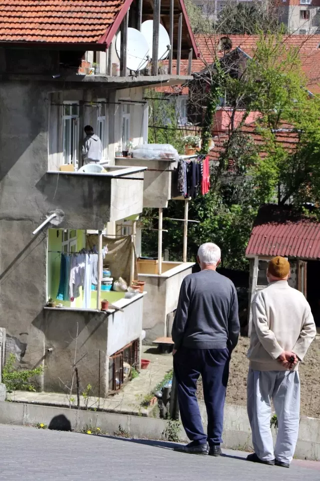 Vicdansızlığın böylesi! Korkunç intihar olayını film izler gibi izleyip telefonla kaydettiler Vicdansızlığın böylesi! Korkunç intihar olayını film izler gibi izleyip telefonla kaydettiler