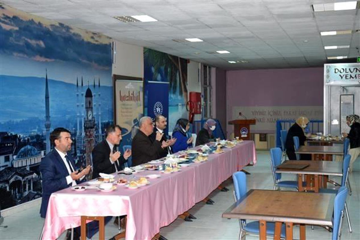 KYK\'da kalan öğrencilerle iftar