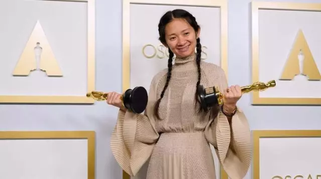 Oscar kazanan Nomadland filminin yönetmeni Chloé Zhao, ülkesi Çin'de sansüre uğradı Oscar kazanan Nomadland filminin yönetmeni Chloé Zhao, ülkesi Çin'de sansüre uğradı