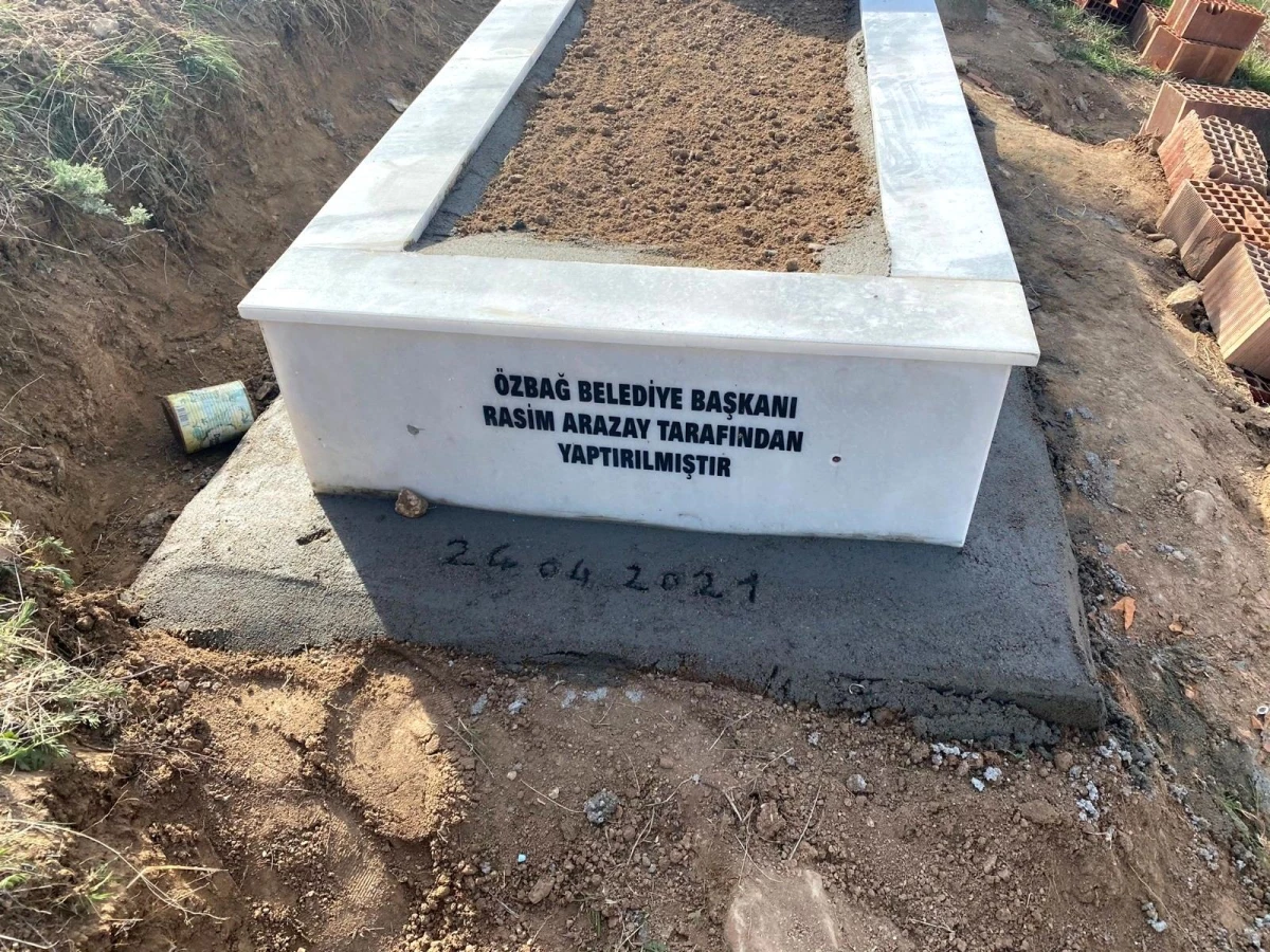Özbağ Belde Belediye Başkanı Arazay, merhum mahalli sanatçı Ekrem Gündoğdu\'nun mezarını yaptırdı