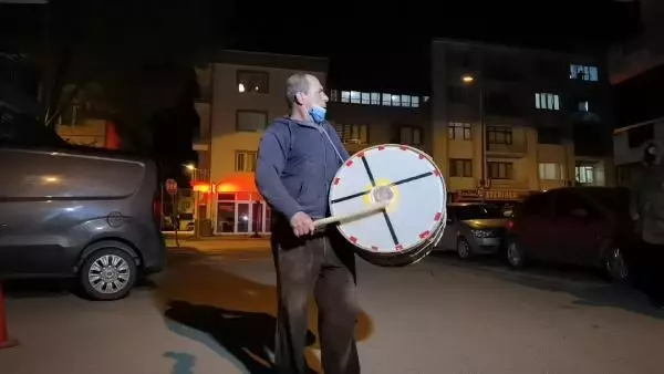 Ramazan davulcusu topladığı bahşişlerle 30 yetime bayramlık aldı Ramazan davulcusu topladığı bahşişlerle 30 yetime bayramlık aldı