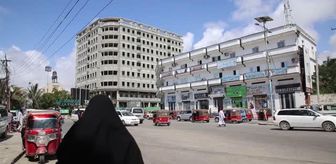 Siviller, yanlarına aldıkları eşyalarla güvenli bölgelere göç etmeye başladı