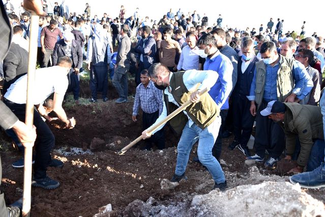 Sulama kanalında boğularak can veren 3 çocuk ağıtlar eşliğinde yan yana defnedildi