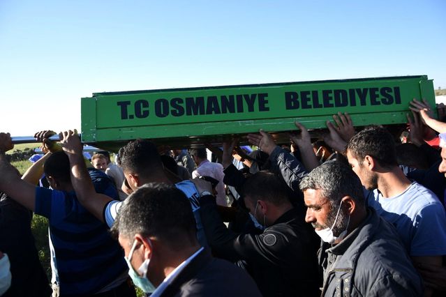 Sulama kanalında boğularak can veren 3 çocuk ağıtlar eşliğinde yan yana defnedildi