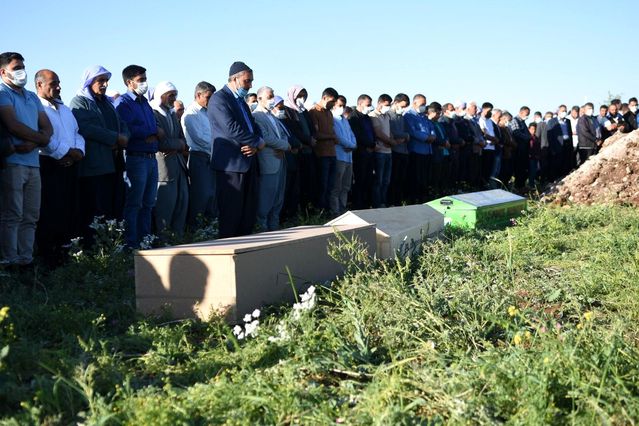 Sulama kanalında boğularak can veren 3 çocuk ağıtlar eşliğinde yan yana defnedildi
